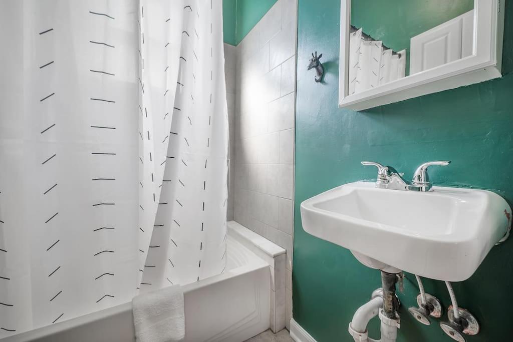 Jungle Themed Apt. Close To Coffee, Food + Shops! Tampa Luaran gambar