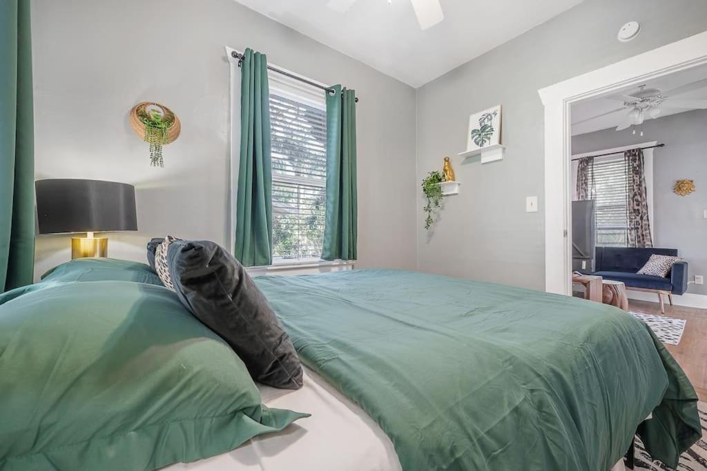 Jungle Themed Apt. Close To Coffee, Food + Shops! Tampa Luaran gambar