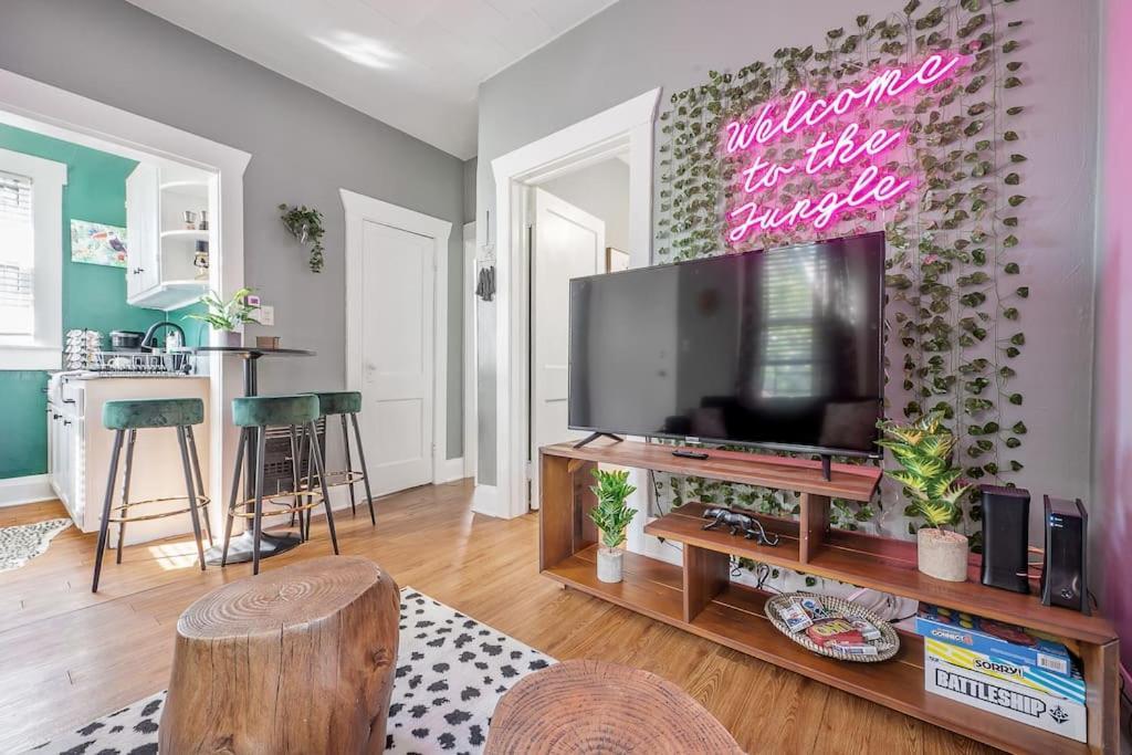 Jungle Themed Apt. Close To Coffee, Food + Shops! Tampa Luaran gambar
